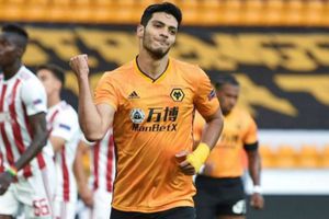 Raúl Jiménez se tomó con diversión el photoshop que le hicieron con peso de más