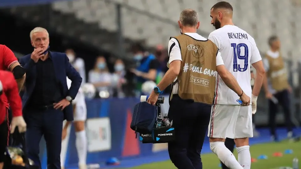 Didier Deschamps, sobre el golpe de Karim Benzema: 'No es nada dramático'