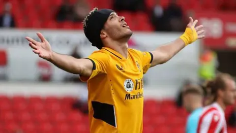 Raúl Jiménez: Wolves recomendó a nuevo Embajador británico en México un jersey del '9'