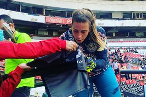América Femenil: Renata Masciarelli regaló jersey a pareja de recién casados