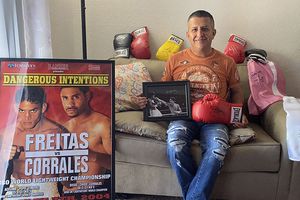 José Sánchez presume colección de 500 autógrafos y ha ido a 400 peleas de box