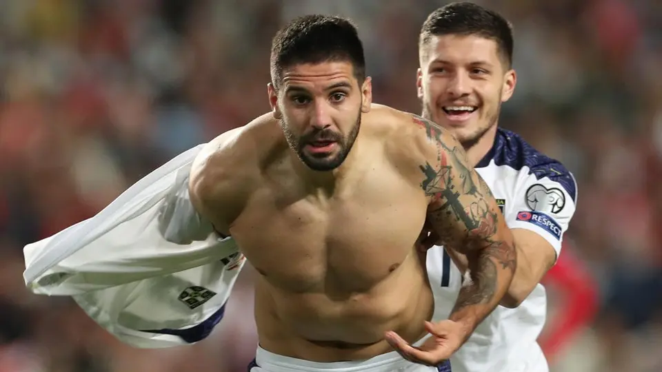 Mitrovic se burló de CR7 tras festejar pase de Serbia con refresco y pizza