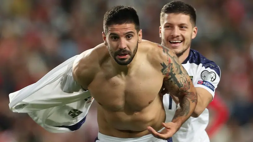 Mitrovic se burló de CR7 tras festejar pase de Serbia con refresco y pizza