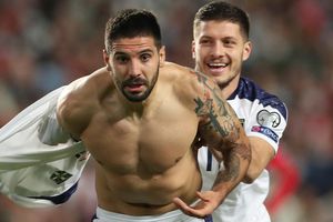Mitrovic se burló de CR7 tras festejar pase de Serbia con refresco y pizza