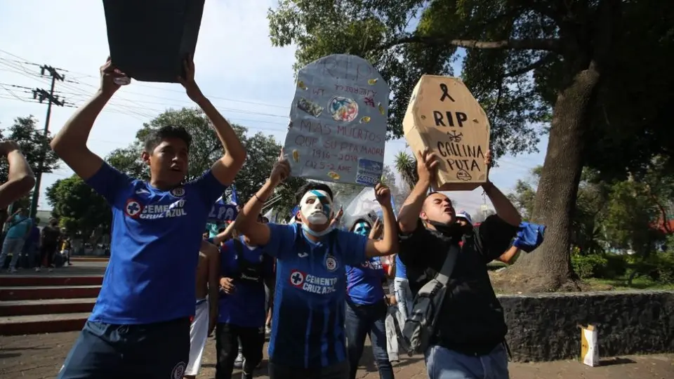 Cruz Azul: Porra celeste organizó caravana representando un 'funeral americanista'