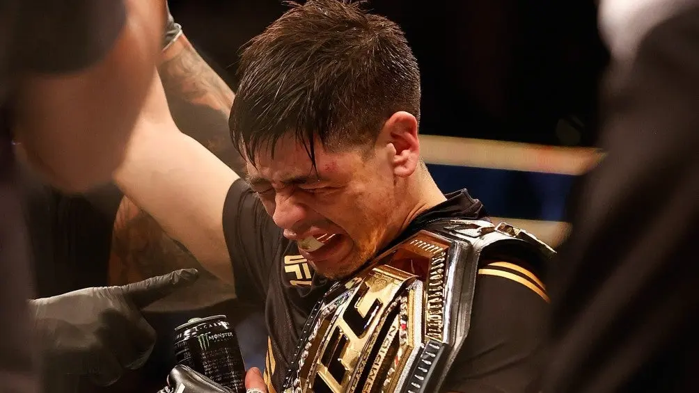Entre lágrimas, Brandon Moreno sostiene el título de campeón | ESPECIAL