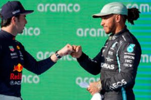 Checo Pérez: Lewis Hamilton aclaró dichos sobre que fue 'fácil aguantar el embate del mexicano'