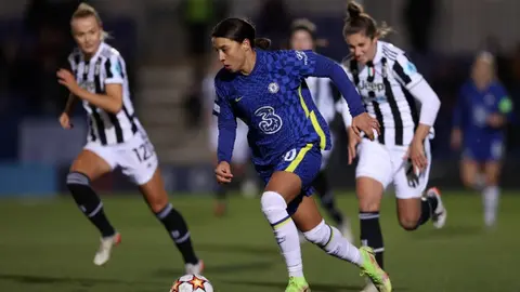 Sam Kerr, jugadora del Chelsea, tacleó ferozmente a un espontáneo en la Champions