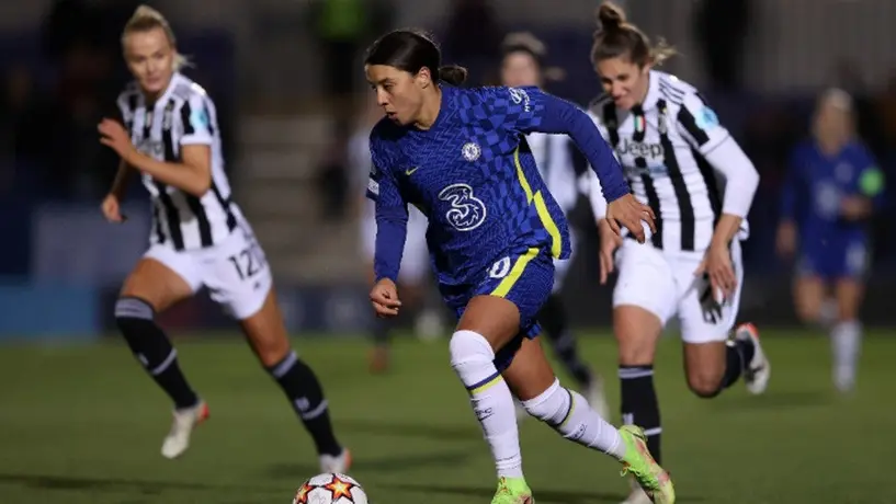 Sam Kerr, jugadora del Chelsea, tacleó ferozmente a un espontáneo en la Champions
