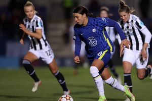 Sam Kerr, jugadora del Chelsea, tacleó ferozmente a un espontáneo en la Champions