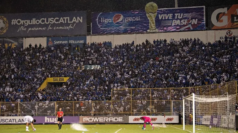 El Salvador, multado por lanzar objetos en partido vs la Selección Mexicana