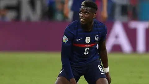 Paul Pogba, así como Cristiano Ronaldo, retiró una botella de cerveza de su conferencia