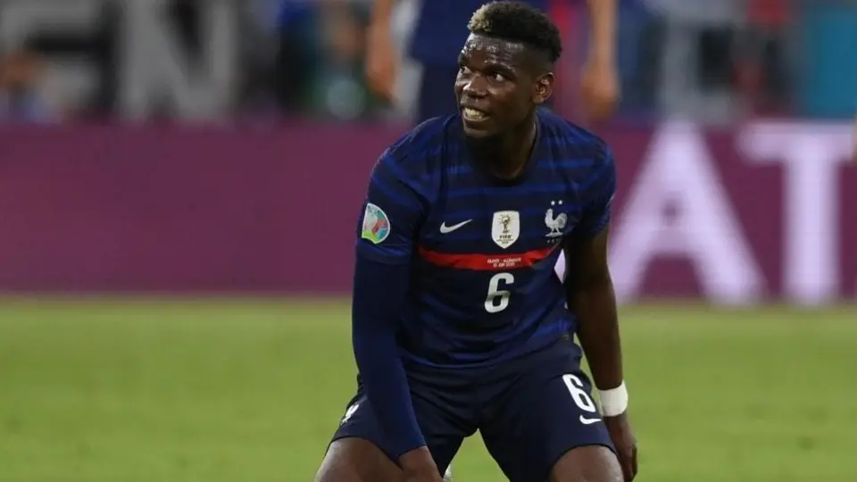 Paul Pogba, así como Cristiano Ronaldo, retiró una botella de cerveza de su conferencia