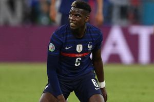 Paul Pogba, así como Cristiano Ronaldo, retiró una botella de cerveza de su conferencia