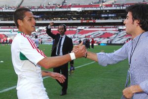 Chicharito ve a Checo Pérez y a su hermano como 'sus hijos' en videojuegos