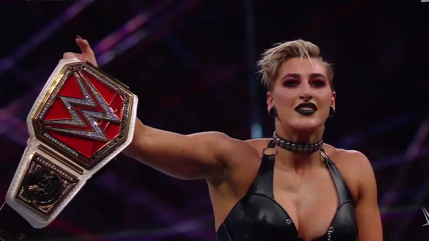 Rhea Ripley con el Raw Womens Champion en mano | WWE