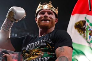 Canelo Álvarez: Cumplió y noqueó a Caleb Plant para proclamarse campeón indiscutido