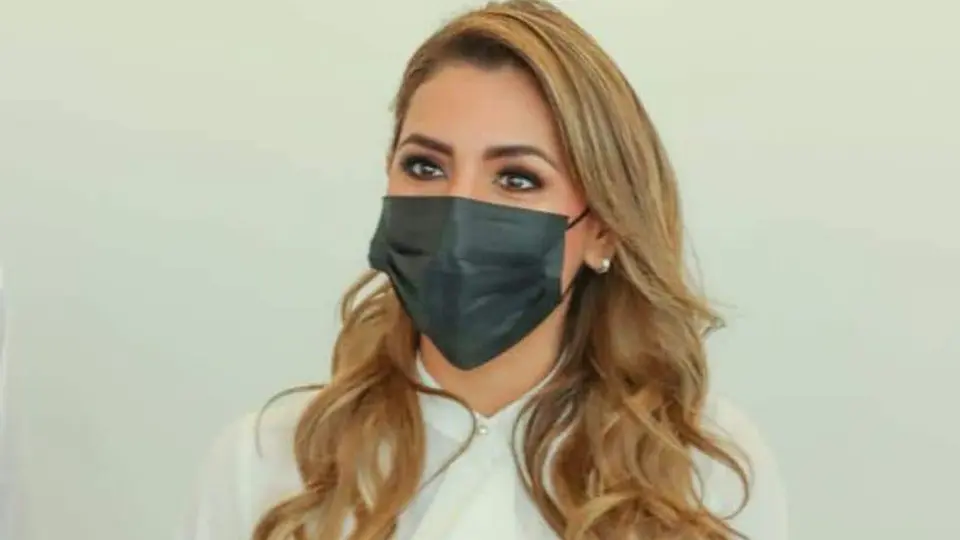 Evelyn Salgado apareció con una bandera de México modificada