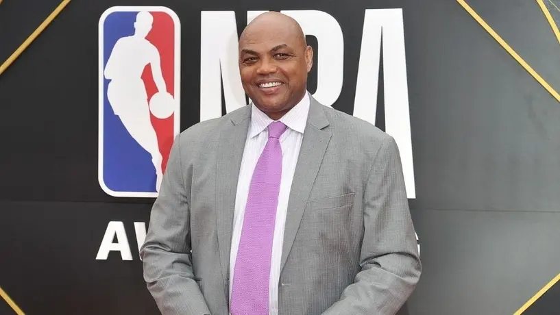 Charles Barkley donó mil dólares a cada empleado de su antigua escuela