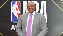 Charles Barkley donó mil dólares a cada empleado de su antigua escuela