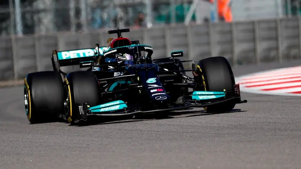 Video: Lewis Hamilton 'atropelló' a uno de sus mecánicos en el GP de Rusia