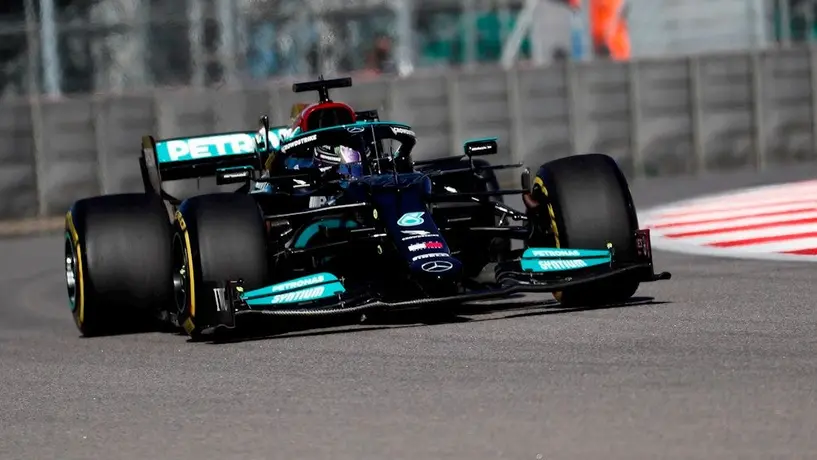Video: Lewis Hamilton 'atropelló' a uno de sus mecánicos en el GP de Rusia