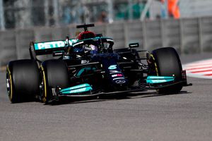 Video: Lewis Hamilton 'atropelló' a uno de sus mecánicos en el GP de Rusia