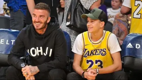 Romeo Beckham: Presumió su nuevo look parecido al de su padre David en el Real Madrid