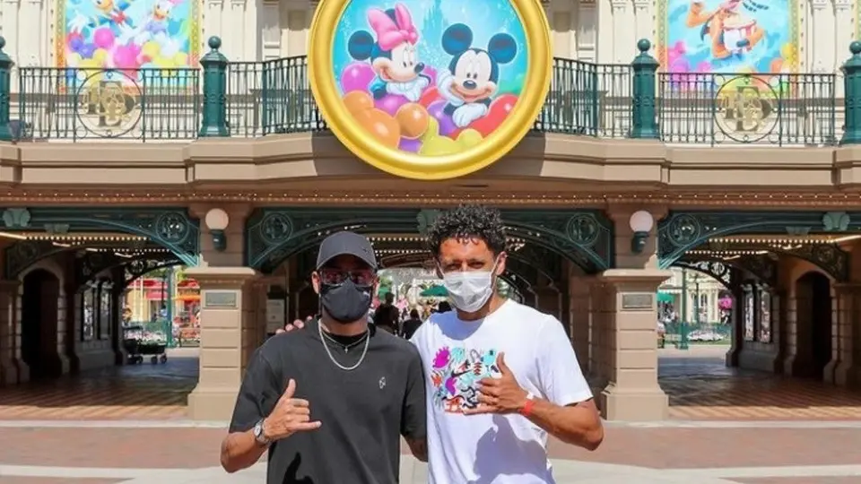Neymar y Marquinhos se divirtieron en Disneyland París