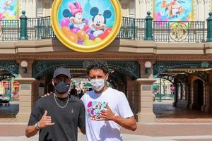 Neymar y Marquinhos se divirtieron en Disneyland París