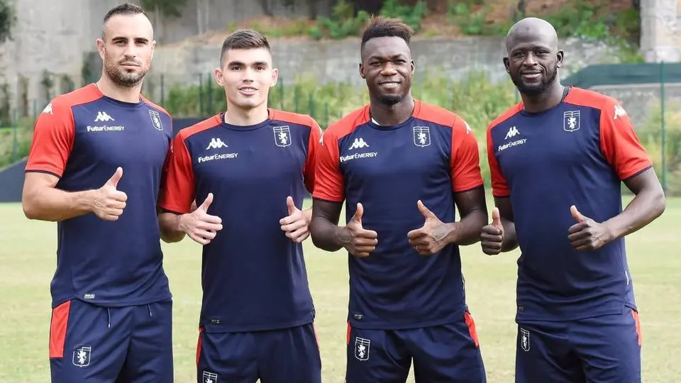 Johan Vásquez podría debutar ante el Cagliari en la J3 de la Serie A