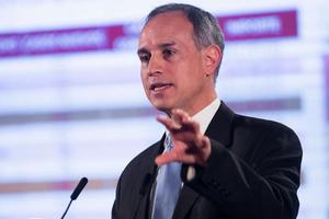 Hugo López-Gatell apareció con tos y sin cubrebocas en plena conferencia
