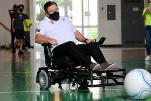 Miguel Herrera mostró sus habilidades en futbol con silla de ruedas