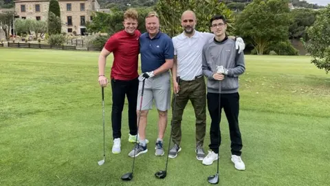 Pep Guardiola y Ronald Koeman, captados con sus hijos jugando golf