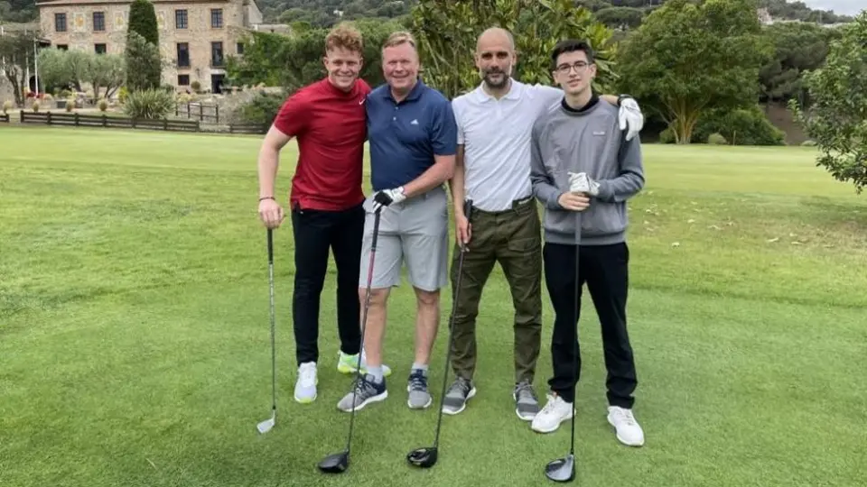 Pep Guardiola y Ronald Koeman, captados con sus hijos jugando golf