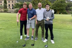 Pep Guardiola y Ronald Koeman, captados con sus hijos jugando golf