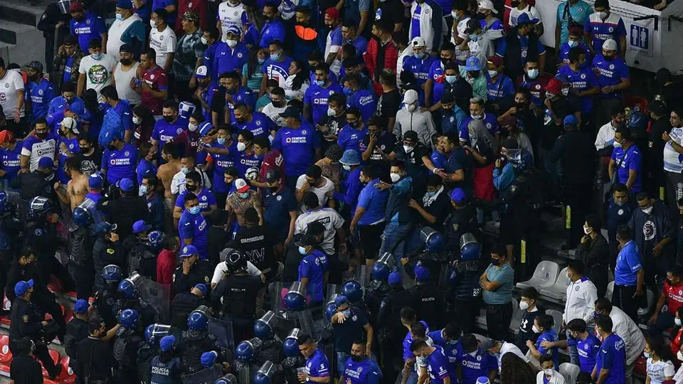Cruz Azul vs Toluca: Seguridad del Azteca retiró a aficionados que protagonizaron grito homofóbico