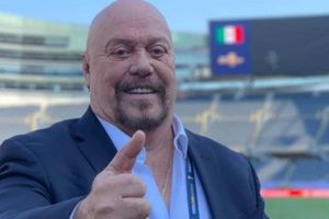 Perro Bermúdez es galardonado por sus apodos icónicos en el programa Mojoe