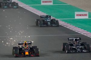 Checo Pérez terminó cuarto en el GP de Qatar; Hamilton, primero