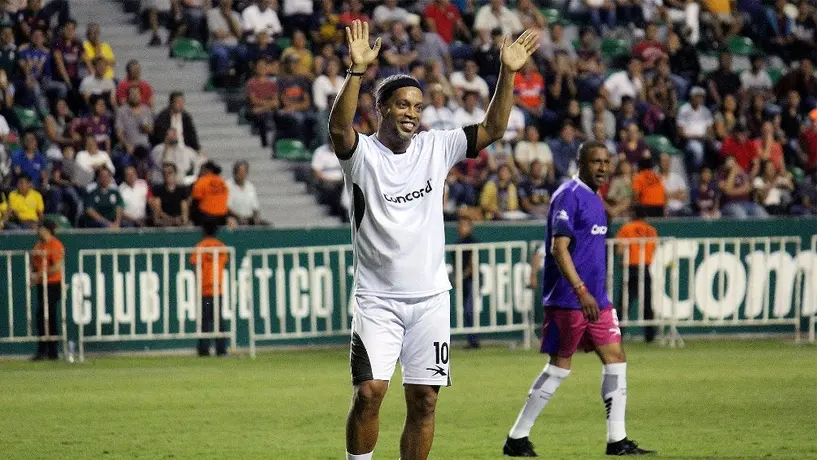 Video: Ronaldinho le firmó los pechos a una aficionada