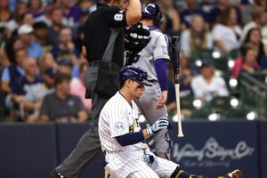 Luis Urías: Colaboró con dos carreras en la remontada de Milwaukee ante Colorado