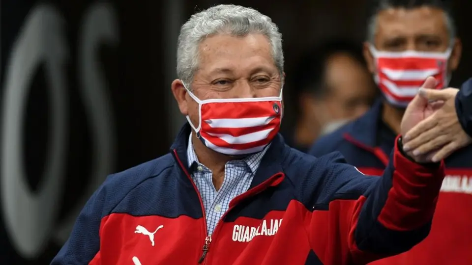 Chivas: Hizo oficial la renovación de Vucetich como su DT por un año más