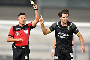 Chivas: 'Pollo' Briseño fue trolleado por aficionado tras pedir ayuda para ver la Champions