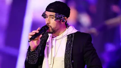 Bad Bunny obsequió tenis de su colección a Kike Hernández, pelotero de Red Sox