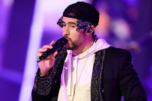 Bad Bunny obsequió tenis de su colección a Kike Hernández, pelotero de Red Sox