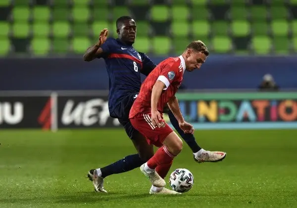 Ibrahima Konaté en acción con la selección francesa Sub21
