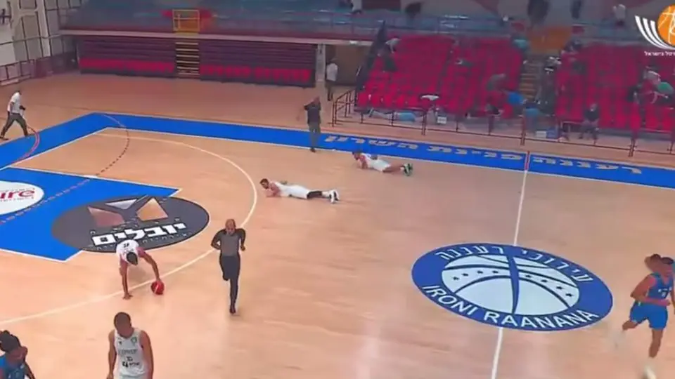 Video: Basquetbolistas de Israel caen al suelo durante alarma antimisiles