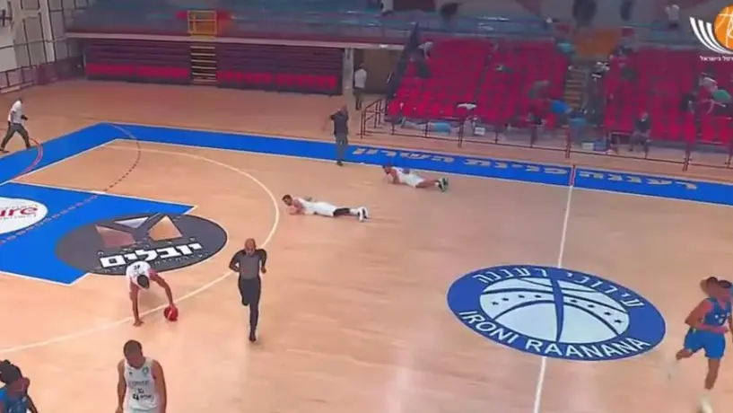 Video: Basquetbolistas de Israel caen al suelo durante alarma antimisiles