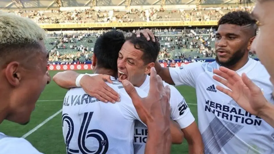 Chicharito Hernández destacó a Efraín Álvarez en victoria del Galaxy