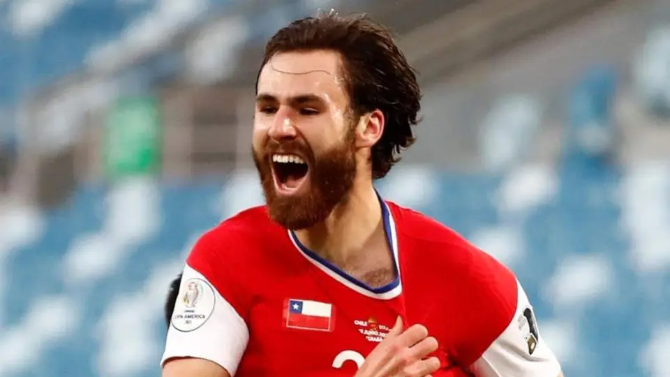Copa América: Chile cumplió 'amenaza' y cubrió logo de Nike de su playera